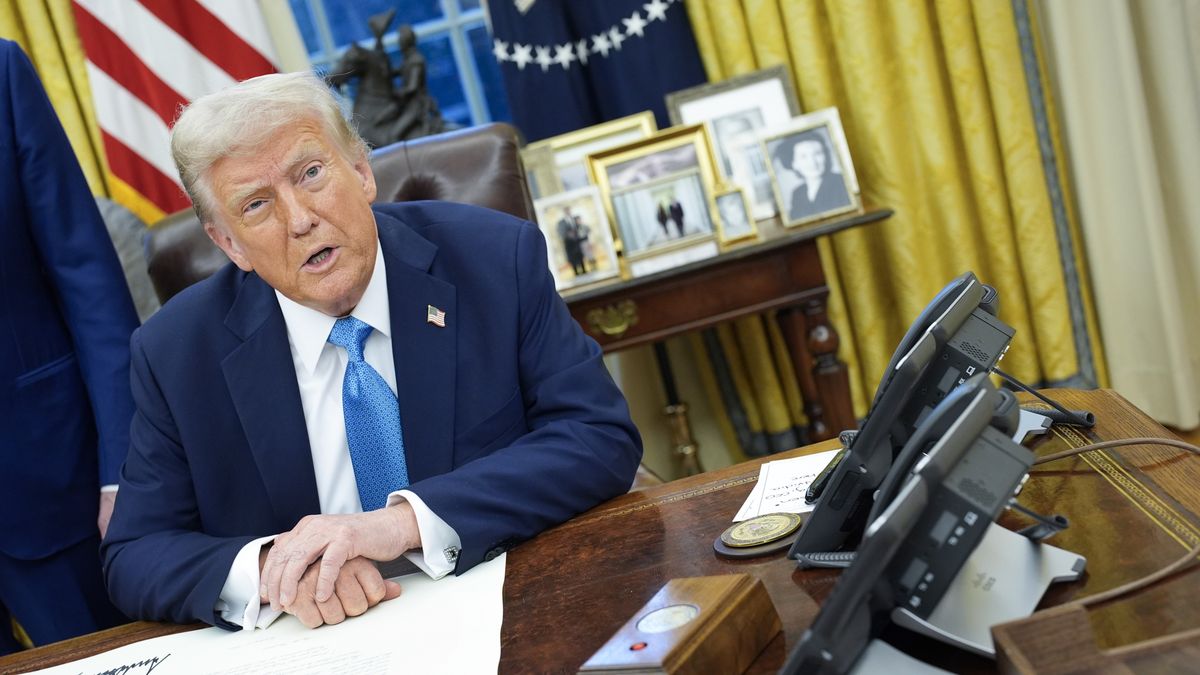 US President Trump signs executive order in the Oval Office
epa11867072 US President Donald Trump sits after signing Doug Burgum's commission as Interior Secretary in the Oval Office of the White House in Washington, DC, USA, 31 January 2025.  EPA/YURI GRIPAS / POOL 
Dostawca: PAP/EPA.
YURI GRIPAS / POOL
US adminsitration, head of state, White House