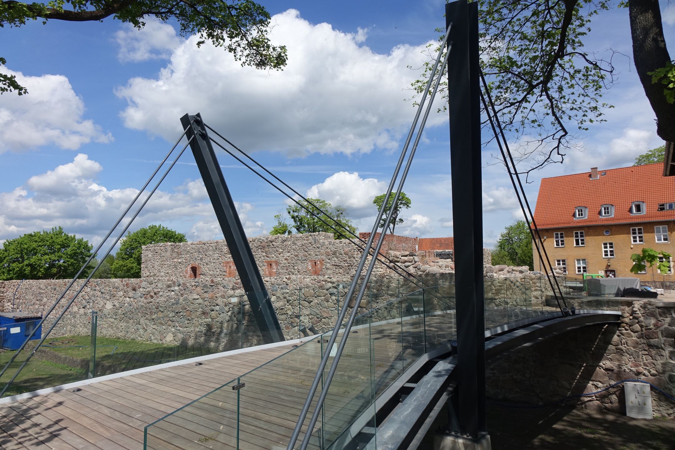 Nowa kładka prowadząca do zamku