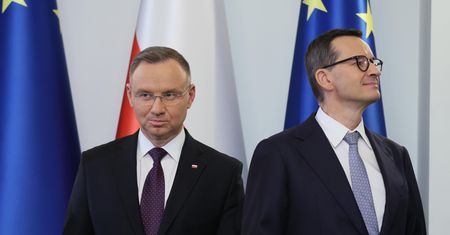 Uderza w Dudę. Zarzucił mu złe intencje. "Bawią się Polską"
