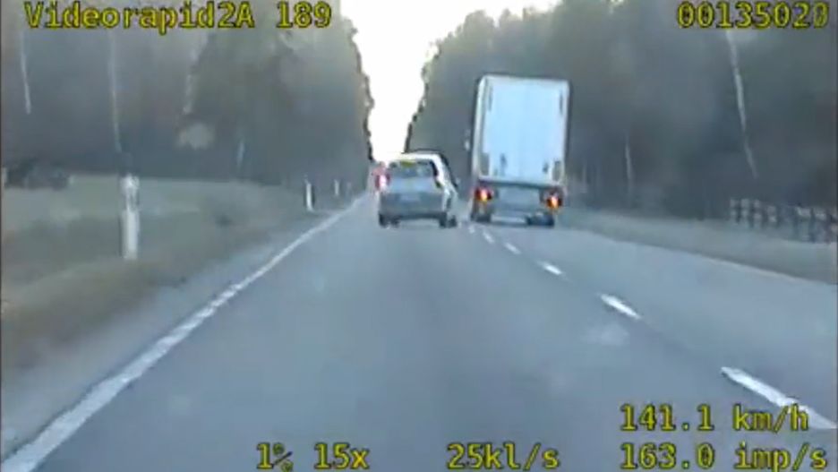 Kobieta wyprzedzała tira na skrzyżowaniu bo musiała wyprowadzić psa na spacer. Otrzymała gigantyczny mandat. Fot. Komenda Miejska Policji w Bielsku Podlaskim