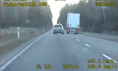 Kobieta wyprzedzała tira na skrzyżowaniu, bo musiała wyprowadzić psa na spacer