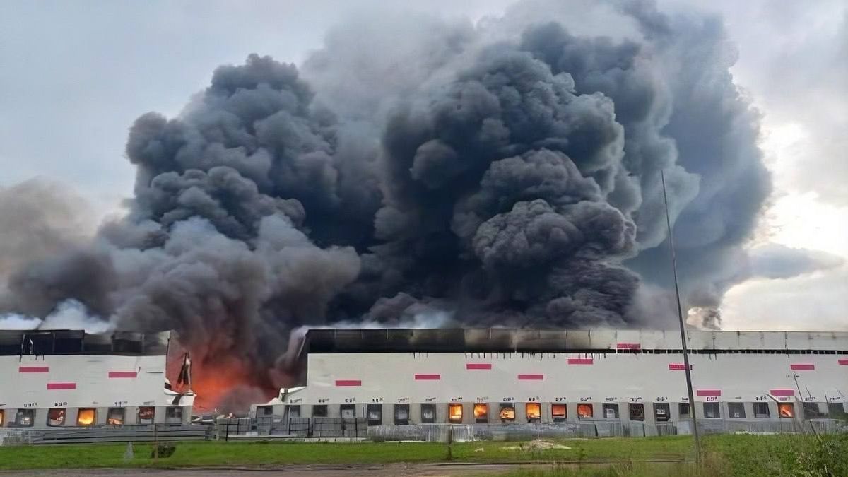 Ukraine drone attack prompts evacuation of Wildberries logistics hub in central Russia
RYAZAN, RUSSIA - JULY 29: (----EDITORIAL USE ONLY - MANDATORY CREDIT - 'UKRAINE ONLINE TELEGRAM CHANNEL / HANDOUT' - NO MARKETING NO ADVERTISING CAMPAIGNS - DISTRIBUTED AS A SERVICE TO CLIENTS----) Smoke rises as firefighters work to extinguish a fire at Wildberries logistics hub following a Ukrainian drone attack in the Ryazan region of Russia on July 29, 2026. At least six people were reportedly injured and fires broke out at local industrial plants as a result of the strike. (Photo by Ukraine Online Telegram Channel/Anadolu via Getty Images)
Anadolu
drone attack, ukrainian drone, russia ukraine war, emergency response, pavel malkov, rvb, logistics hub, wildberries