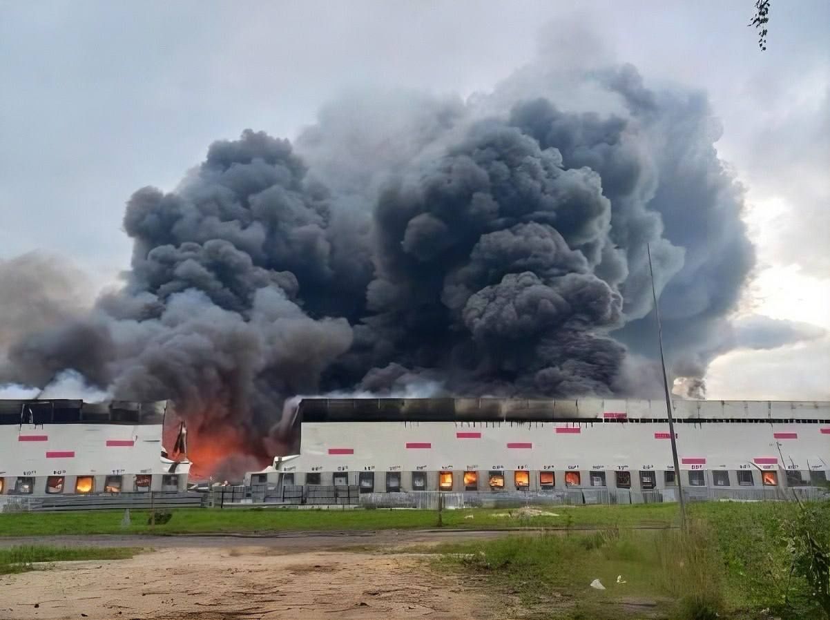 Atak na zakład Wildberries w Rosji. Pożar w centrum logistycznym firmy