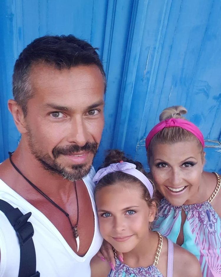 Katarzyna Skrzynecka z mężem i córką na wakacjach