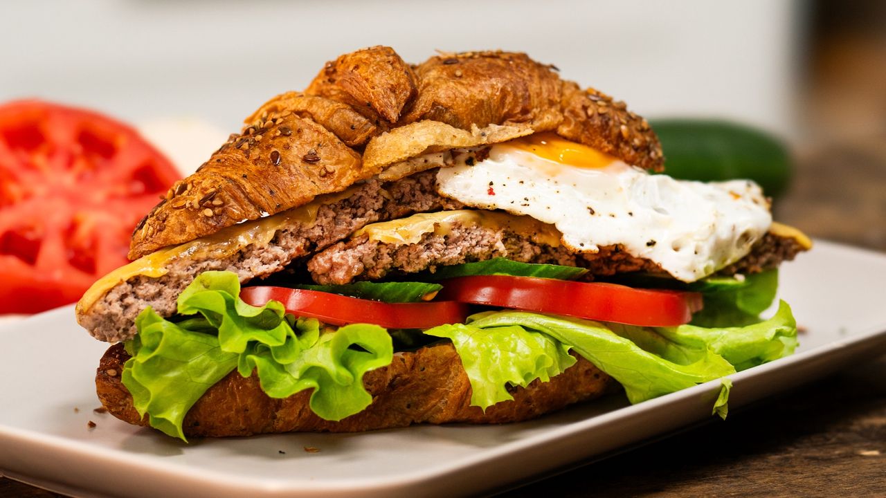 Croissant burger