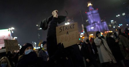 Nauczyciel brał udział w protestach. Grozi mu zwolnienie