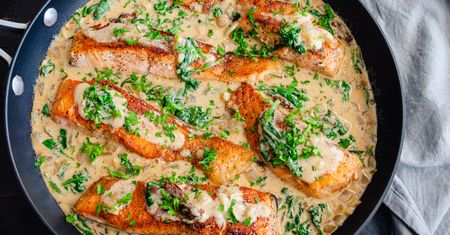 Zanurz kawałki łososia w kremowym sosie. Smak jak z restauracji, a na składniki nie wydasz fortuny