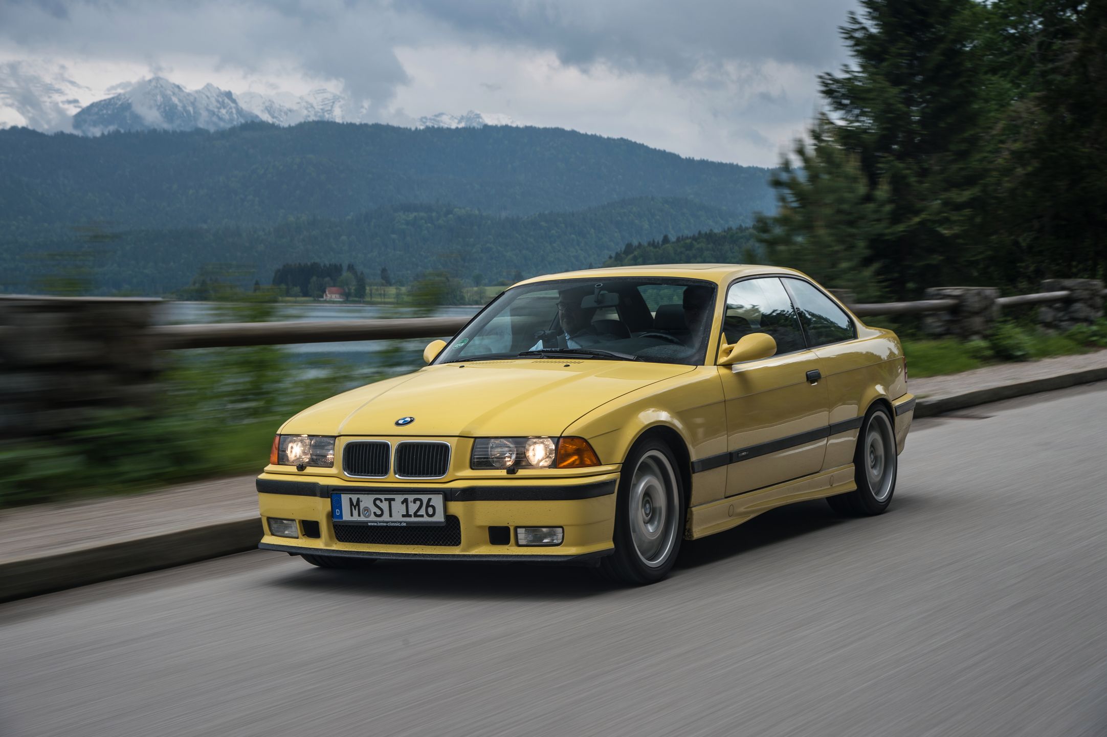 Kiedy BMW M3 E36 debiutowało, Ferrari oferowało jeszcze model 348, który było szybsze od M3 tylko o 0,4 s