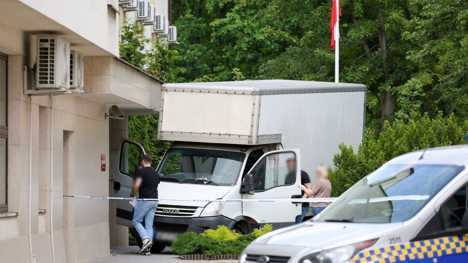 Dostawczak wjechał w budynek sądu w Warszawie