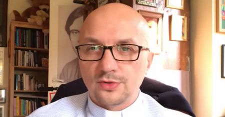 Dostał od ucznia kopertę. Ksiądz nie kryje radości. Pokazał nagranie