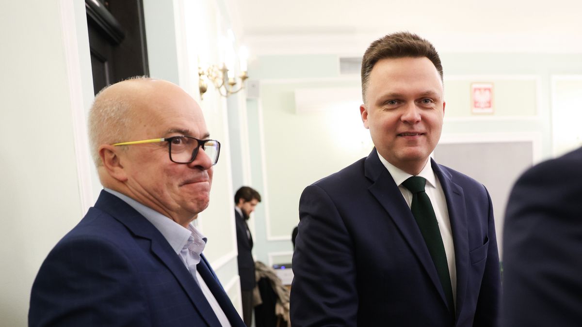 Szymon Ho�ownia, Tomasz ZimochWarszawa, 25.10.2023. Przewodnicz�cy Polski 2050 Szymon Ho�ownia (C) oraz pose� PL 2050 Tomasz Zimoch (L) na posiedzeniu Klubu Parlamentarnego Polska 2050, 25 bm. w Sejmie w Warszawie. (amb) PAP/Rafa� GuzRafa� Guzpolityk, polityka, POlska 2050, POlski 2050, posiedzenie, sejm, sejmie, posiedzenia, w sejmie