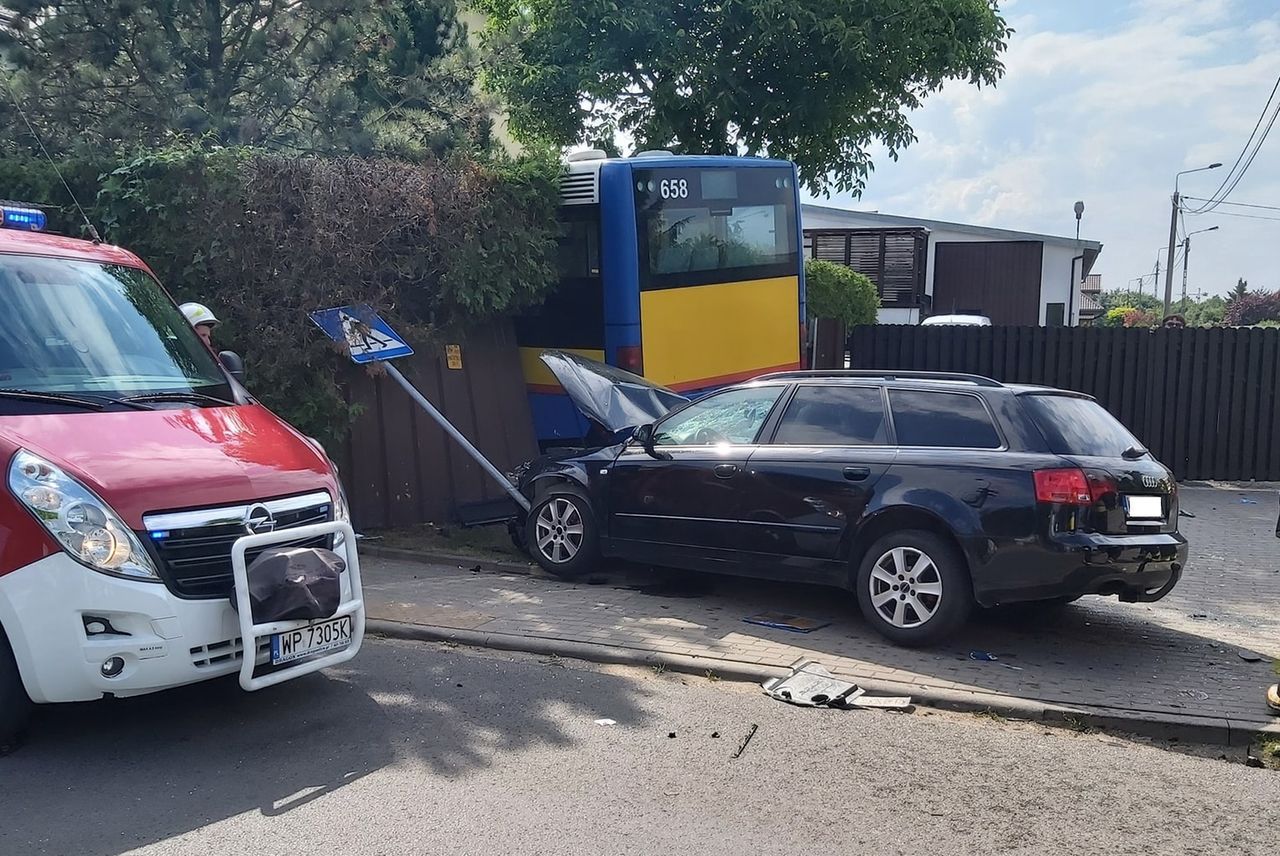 Gulczewo. Miejski autobus wjechał na posesję. 11 osób rannych 