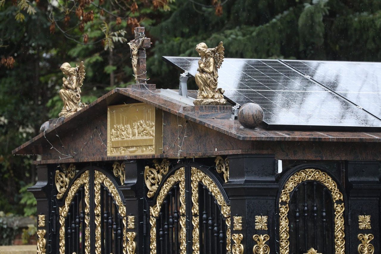 Katowice: Spektakularny grobowiec z fotowoltaiką na cmentarzu