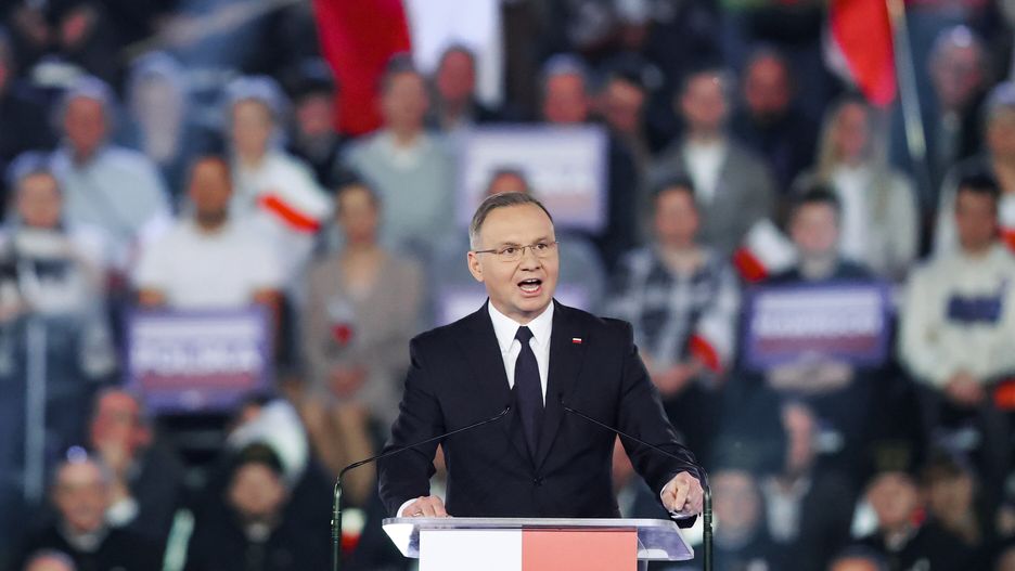 Łódź, 27.04.2025. Wybory Prezydenta RP 2025 - kampania. Prezydent Andrzej Duda na konwencji wyborczej kandydata Komitetu Obywatelskiego w zbliżających się wyborach na fotel prezydenta RP, popieranego przez Prawo i Sprawiedliwość, prezesa Instytutu Pamięci Narodowej Karola Nawrockiego w Hali EXPO w Łodzi, 27 bm. (ad) PAP/Marian Zubrzycki