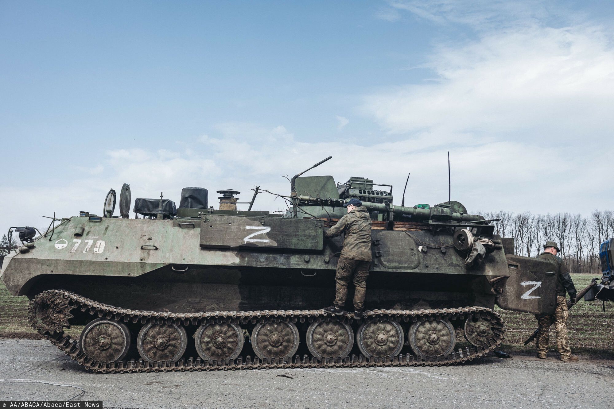 Wojna w Ukrainie - sytuacja w CharkowieKHARKIV, UKRAINE - APRIL 1: A Russian tank captured is seen in Malaya Rohan village of Kharkiv, Ukraine on April 2022. Diego Herrera Carcedo / Anadolu Agency/ABACAPRESS.COMAA/ABACA