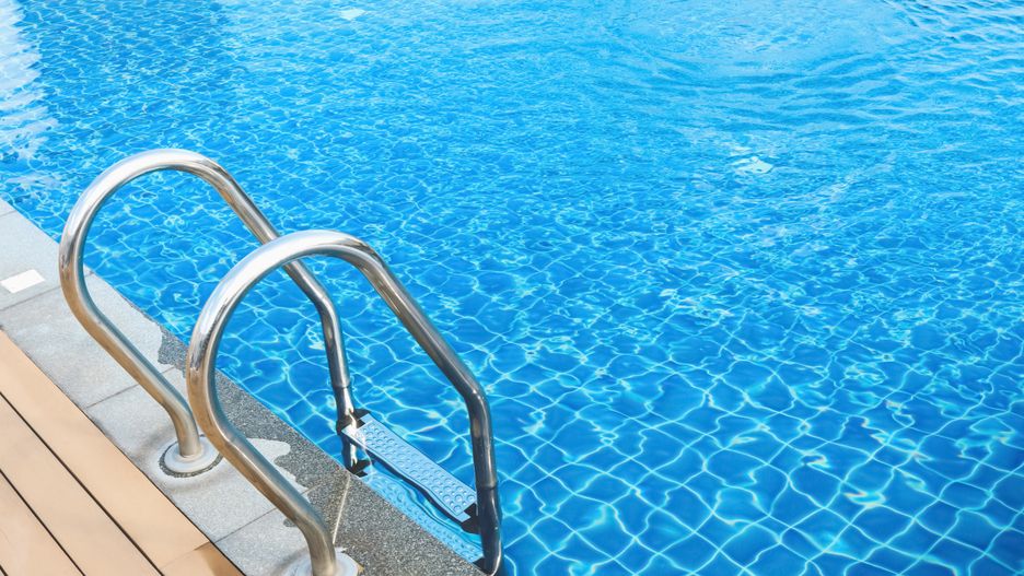 Zabawa w basenie może się skończyć wyjątkowo niebezpiecznie (zdjęcie ilustracyjne) 