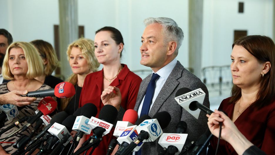 Warszawa, 13.06.2022. Europoseł Robert Biedroń (2P), posłanka Lewicy Karolina Pawliczak (2L), wiceprezydent Łodzi Małgorzata Moskwa-Wodnicka (3L), prezydent Świdnicy Beata Moskal-Słaniewska (L) oraz radna Warszawy Paulina Piechna-Więckiewicz (P) podczas konferencji prasowej na zakończenie Kongresu Samorządowego zorganizowanego przez Lewicę w Sejmie w Warszawie, 13 bm. (jm) PAP/Rafał Guz