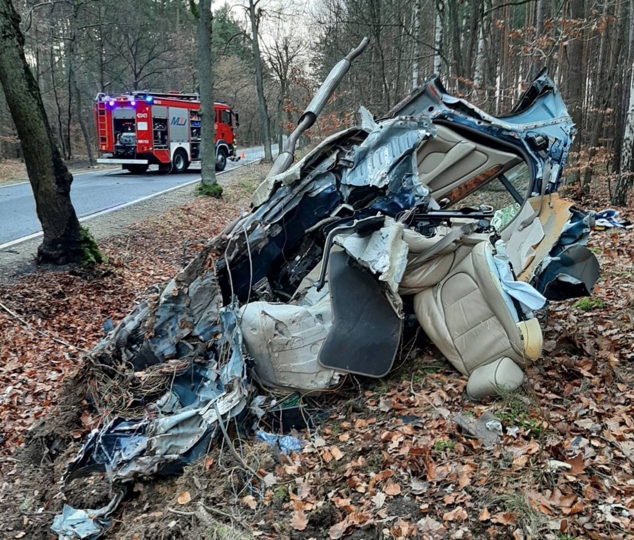 Tyle zostało z jaguara po uderzeniu w drzewo. Dwie osoby nie żyją