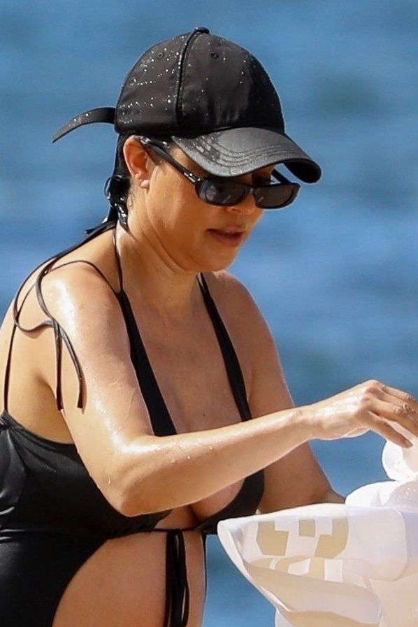 Ciężarna Kourtney Kardashian na plaży