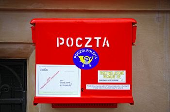 Jaką przesyłkę wybrać na Poczcie Polskiej, by list dotarł jak najszybciej?