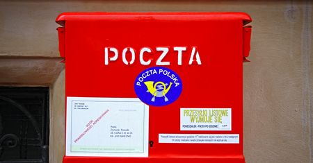 Jaką przesyłkę wybrać na Poczcie Polskiej, by list dotarł jak najszybciej?