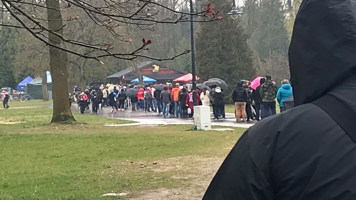 Ogromne kolejki do mobilnego punktu w Łodzi