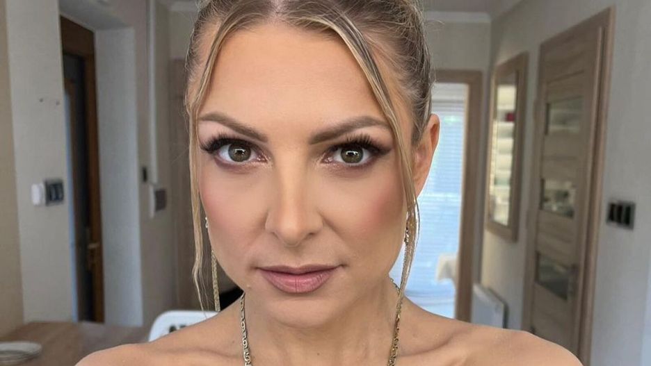 Magdalena Narożna odświeża trendy lat 90. i 2000.