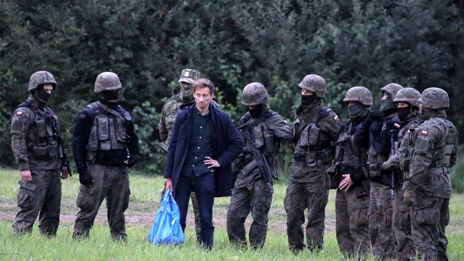 Pose? Sterczewski pr�buje poda? jedzenie osobom na granicyFot. Jakub Kaminski/East News, Usnarz Gorny (woj. podlaskie), 24.08.2021.  Obozowisko uchodzcow m.in. z Afganistanu na granicy polsko-bialoruskiej. Straz graniczna od kilkunastu nie wpuszcza ich do Polski, bialoruscy pogranicznicy nie pozwalaja im wrocic na Bialorus.
N/z: posel Lewicy Franciszek Sterczewski probowal dostarczyc zywnosc do obozu. Zostal zatrzymany przez funkcjonariuszy Strazy Granicznej.Jakub Kaminski