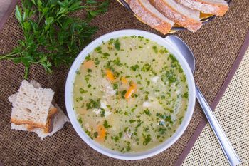 Na przeziębienie ugotuj rozgrzewający krupnik. Zanurz łyżkę w tej tradycyjnej polskiej zupie