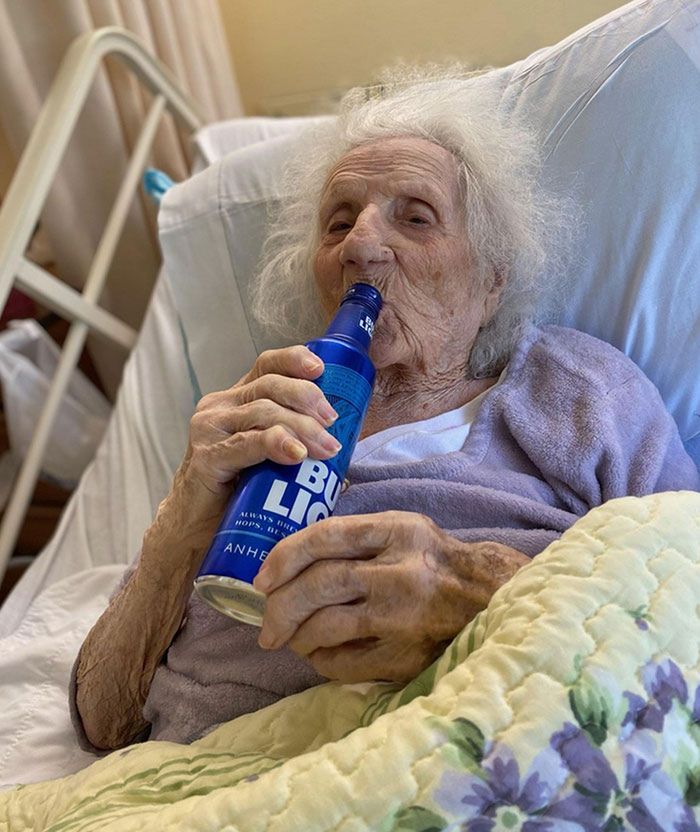 103-latka świętująca wyzdrowienie z COVID-19 butelką ulubionego piwa.