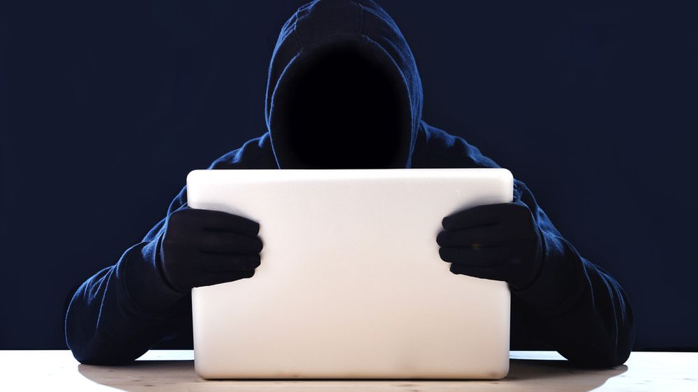 Pali, niszczy, podgrzewa i łamie drogie sprzęty. Kim jest TechRax i dlaczego to robi? 1