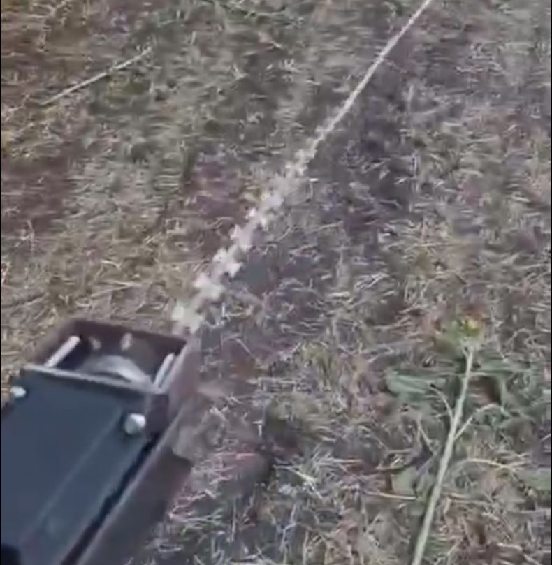 Są koszmarem żołnierzy w Ukrainie. Ta prowizorka ma przed nimi chronić