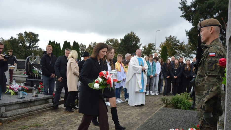 Uroczyste odsłonięcie odnowionego nagrobka partyzantów, poległych w czasie II wojny światowej odbyło się na cmentarzu w Łękińsku