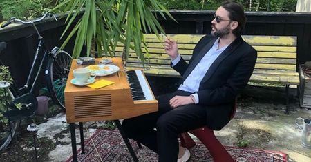 Tomasz Makowiecki kompletnie nagi. Tak wparował do wody