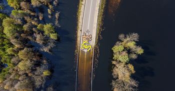Małopolskie: Na "Podwodnicy Bolesławia" powstało... graffiti. Niestety, podobnie jak droga, napis zniknie pod zalewiskiem