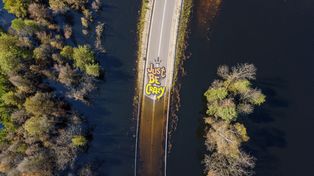 Małopolskie: Na "Podwodnicy Bolesławia" powstało... graffiti. Niestety, podobnie jak droga, napis zniknie pod zalewiskiem