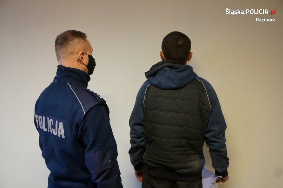 Policja w Raciborzu zatrzymała dwóch mężczyzn w wieku 31 i 33 lat, podejrzanych o dwa rozboje.