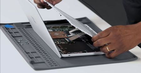 Brawo, Microsoft. Ten laptop naprawdę jest naprawialny