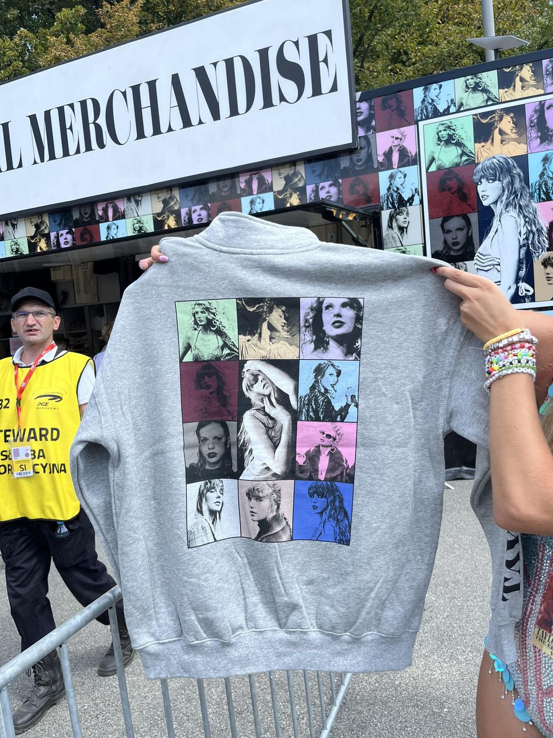 Ubrania z wizerunkiem Taylor Swift, które można było kupić przed koncertem