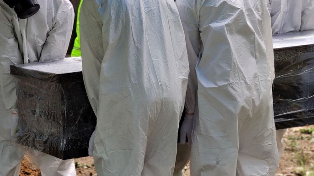 Pracownicy branży pogrzebowej apelują o przymusową kremację ofiar COVID-19