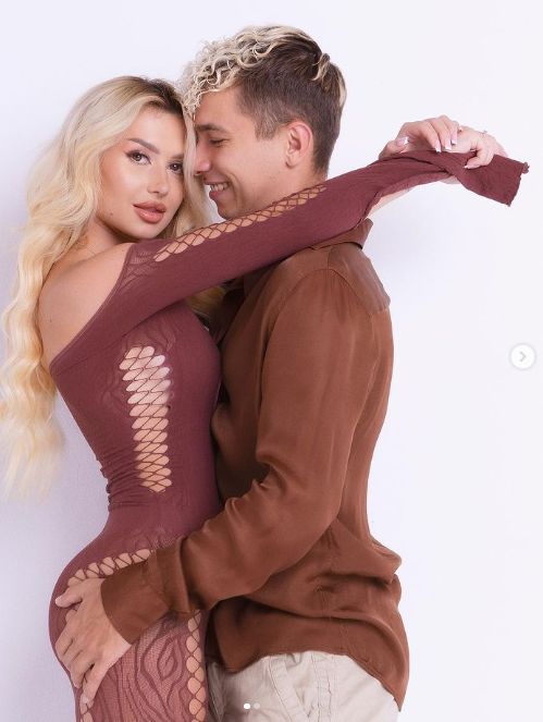Internauci twierdzą, że Wersow... powiększa pośladki