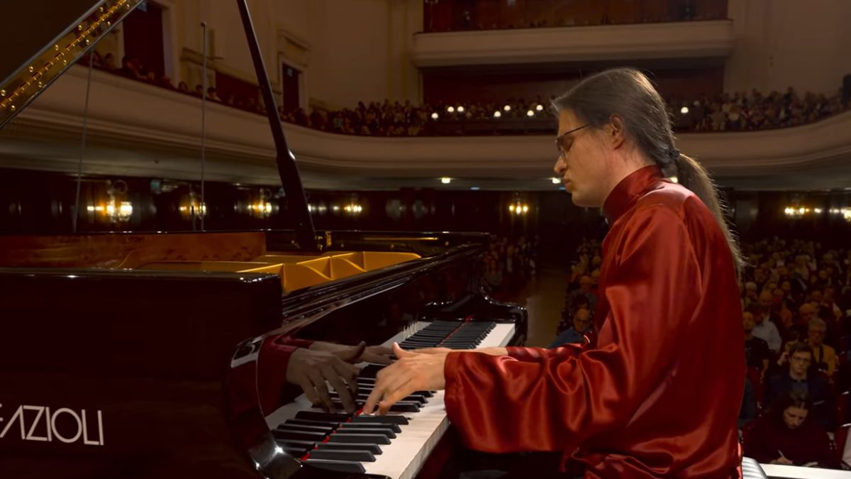 Uwagę przyciągnął strój polskiego pianisty