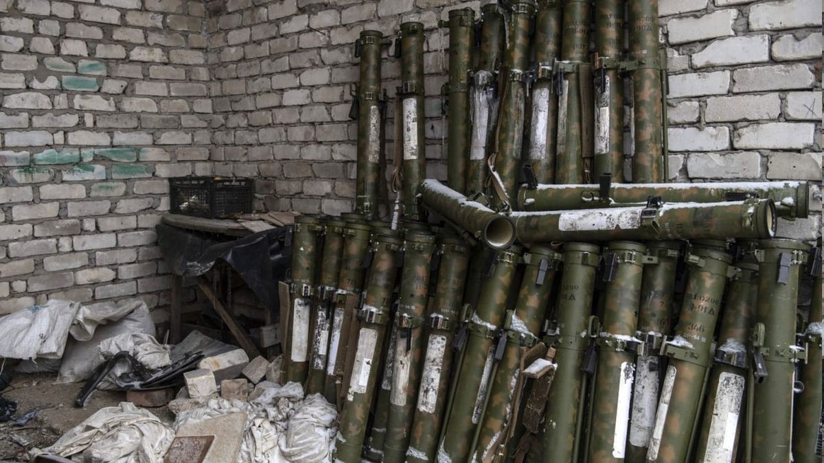 Wystrzelone tuby wyrzutni RPO-A Trzmiel prezentowane przez prorosyjską grupę z obwodu ługańskiego.