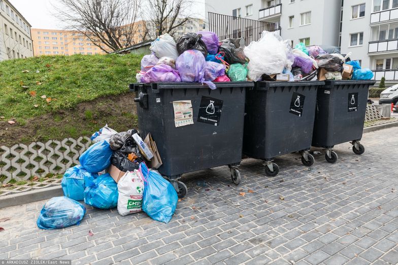 Odzieży do śmietnika na osiedlu już nie wyrzucisz. Duże zmiany od stycznia