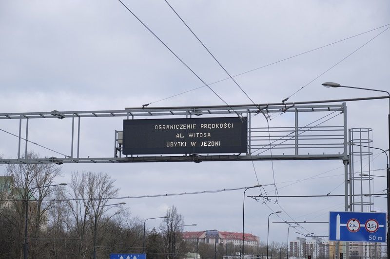Informacja o ograniczeniu prędkości na al. Witosa spowodowane ubytkami w jezdni