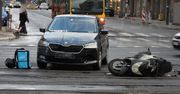 Warszawa: Zderzenie dostawcy jedzenia na skuterze z autem na Woli. Zablokowany był ruch tramwajowy