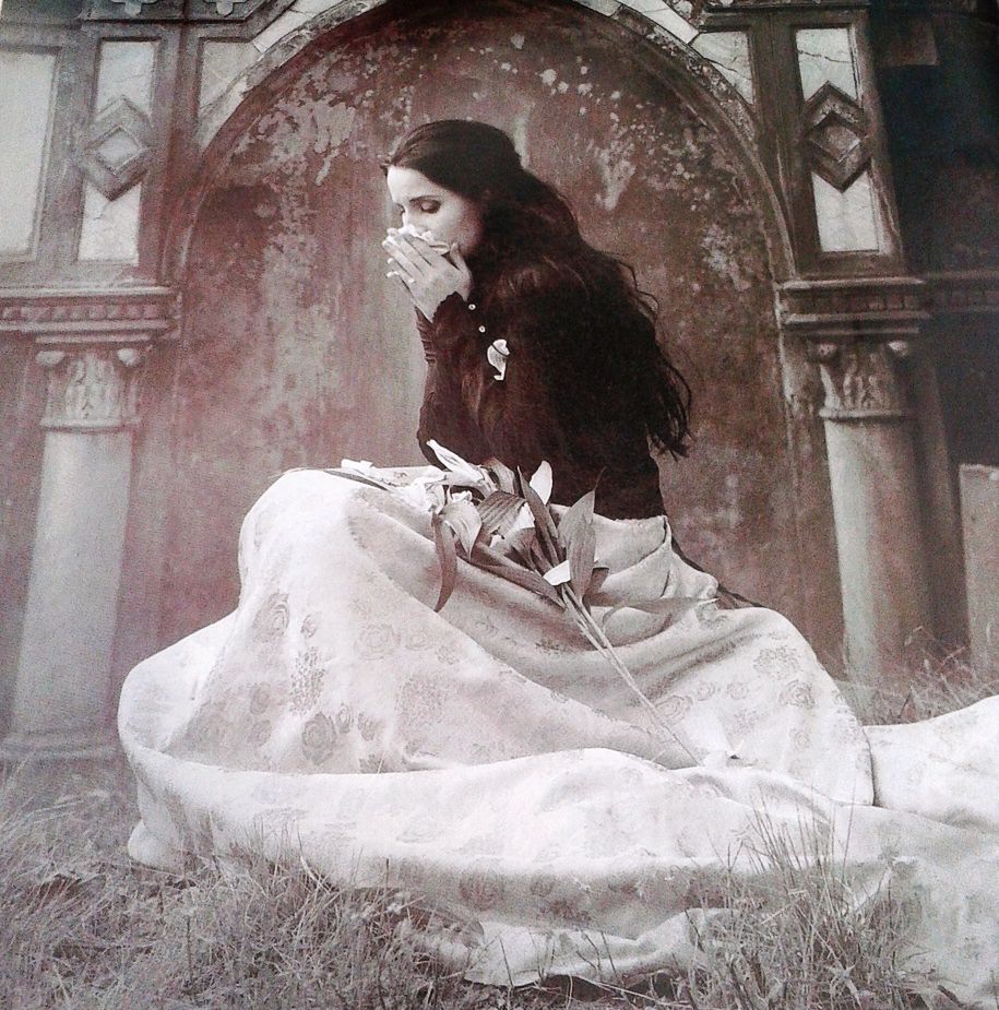 Sesja Justyny Steczkowskiej na cmentarzu 