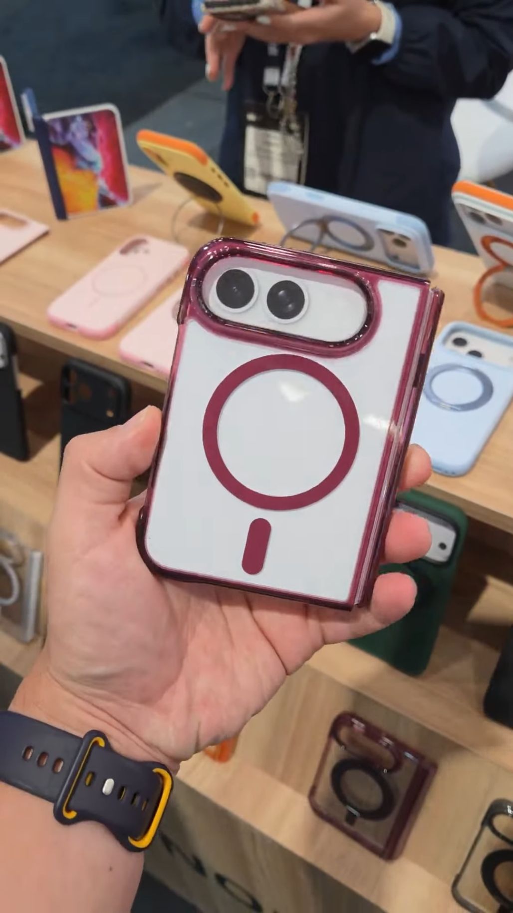 Atrapa składanego iPhone'a na IFA 2026