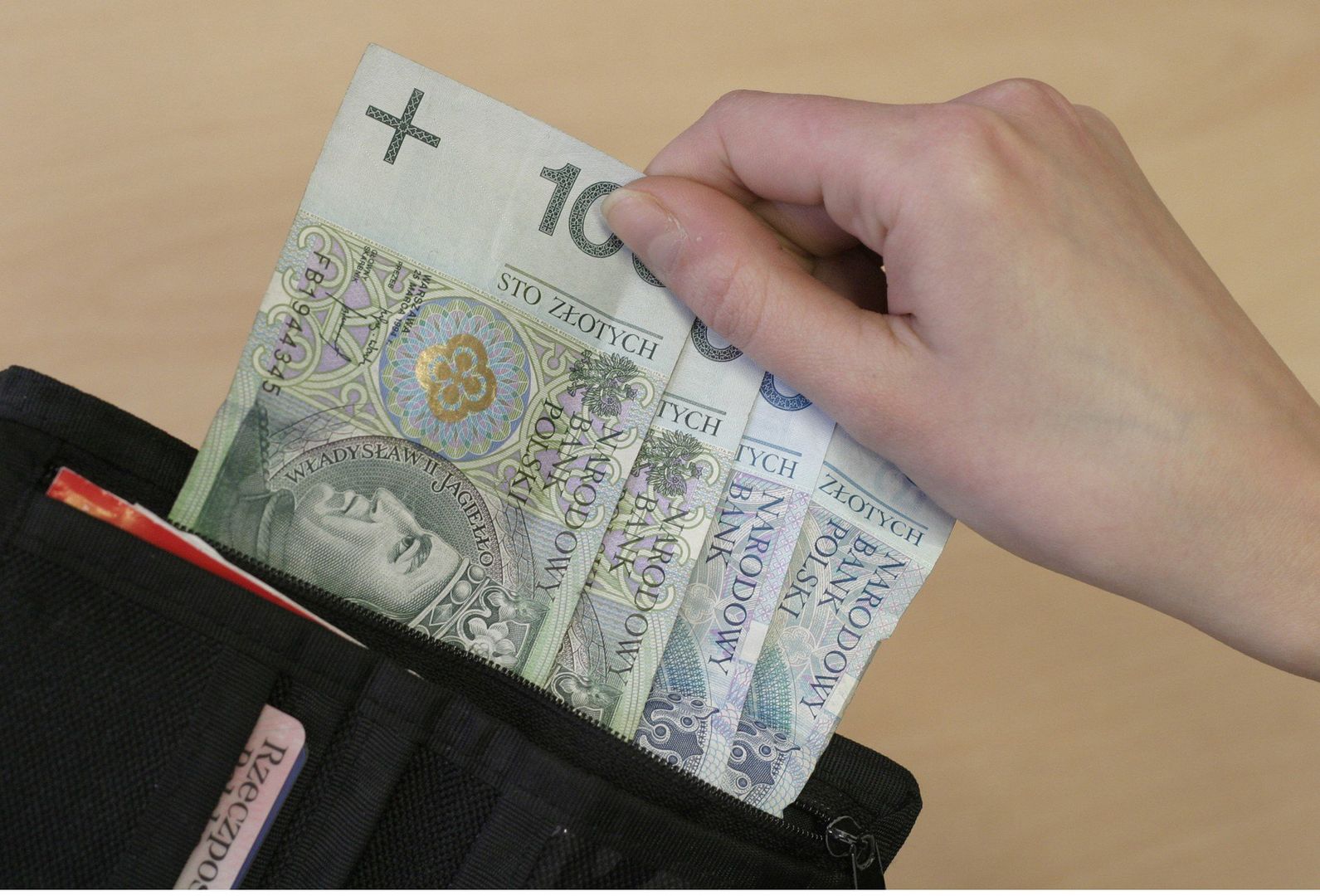 W marcu 2025 roku przeciętne wynagrodzenie brutto w sektorze przedsiębiorstw wynosiło w Łodzi 8 200,10 zł