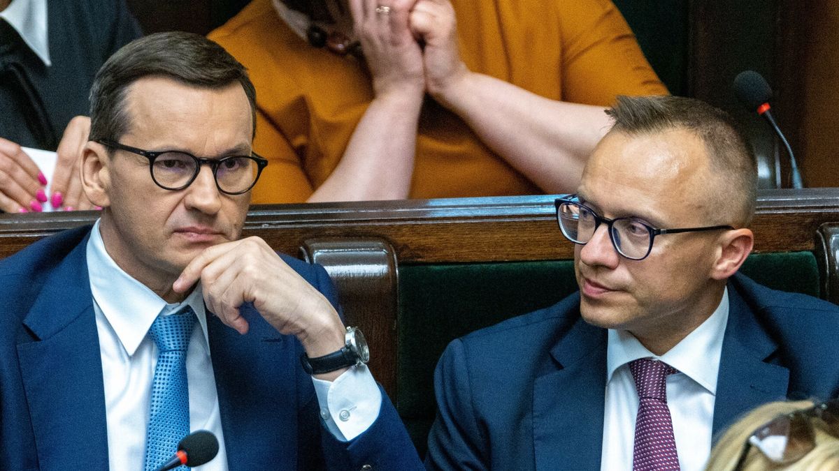 Premier Mateusz Morawiecki (z lewej) i wiceminister finansów Artur Soboń (z prawej)